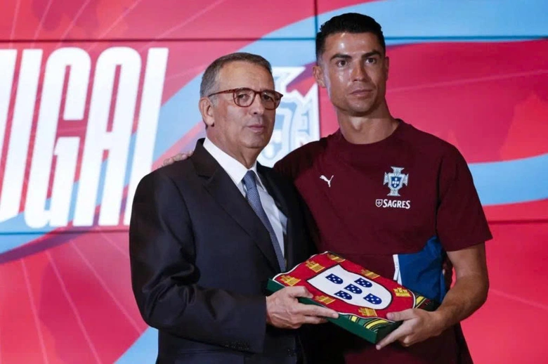 Tổng thống Antonio Jose Seguro trao quốc kỳ cho đội trưởng Cristiano Ronaldo